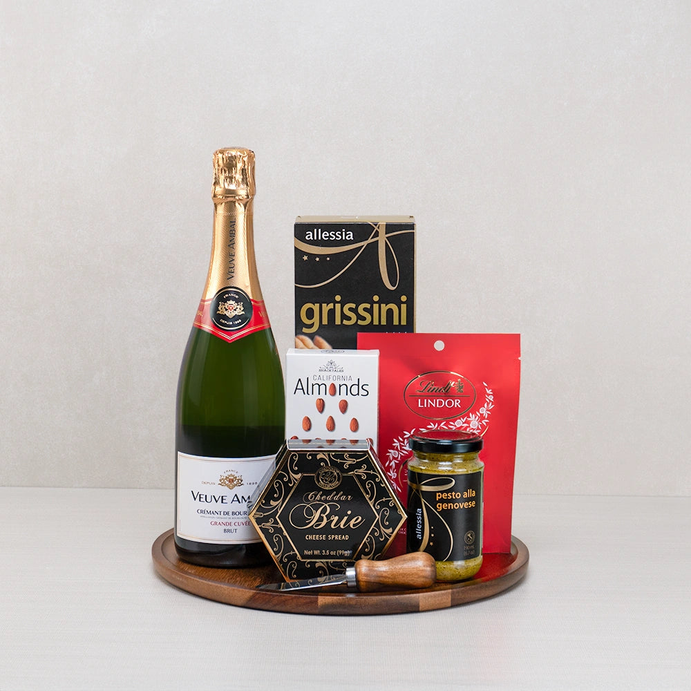 Brie, Pesto & Veuve Ambal Indulgence gift set with Veuve Ambal Crémant, brie spread, pesto, grissini and Lindt Lindor